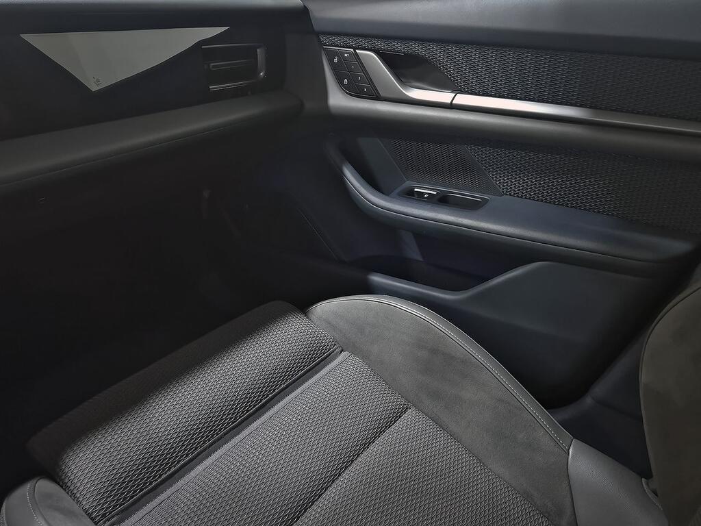 Porsche Taycan 4S Cross Turismo 32