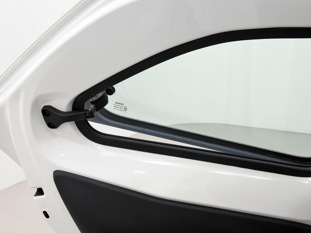 Toyota Aygo X Cross 1.0 VVT-I 72CV Play 28