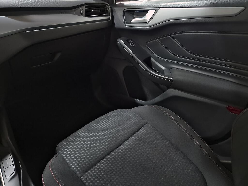 Ford Focus 1.0 Ecoboost MHEV 92kW ST-Line 31