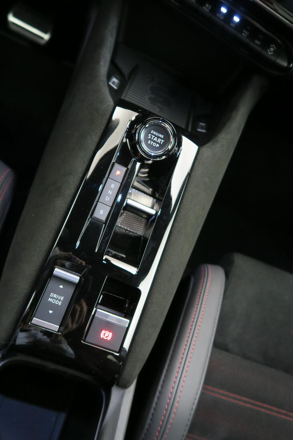 Alfa Romeo Junior Elettrica Veloce 207kW (280CV) 10