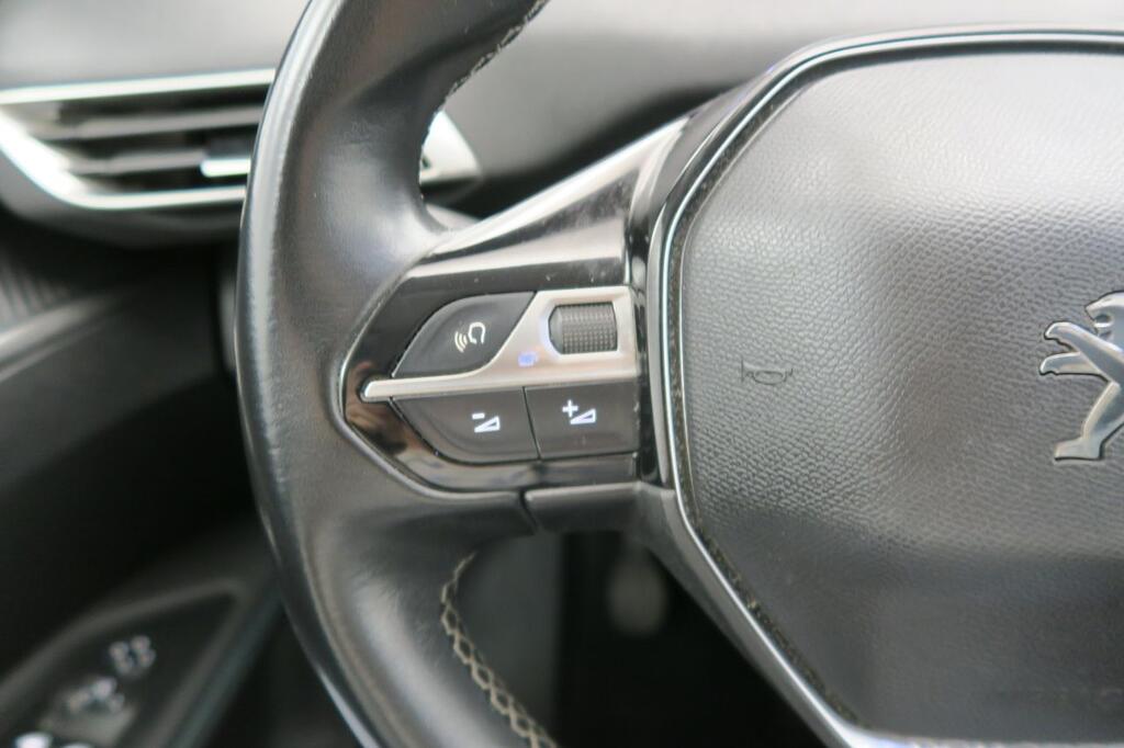 Peugeot 3008 1.2 PureTech 96KW (130CV) S&S Allure 11