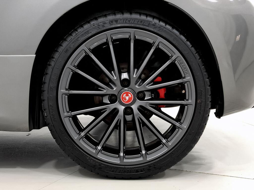 Abarth 500 695C 1.4 16v T-Jet 132kW (180 CV) 11