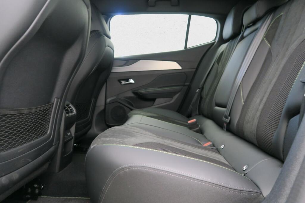 Peugeot 408 GT PLUG-IN HYBRID 180 E-EAT8 18