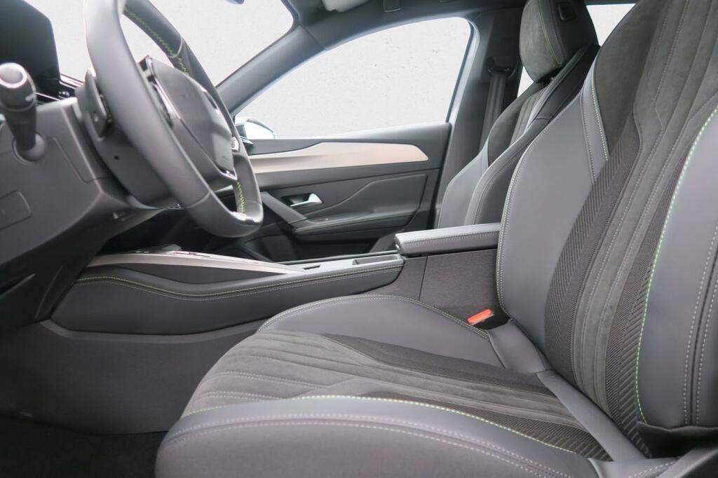 Peugeot 408 GT PLUG-IN HYBRID 180 E-EAT8 17