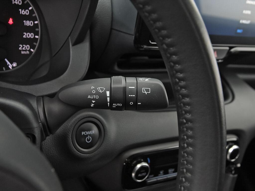 Toyota Yaris 1.5 120H Active Plus 17